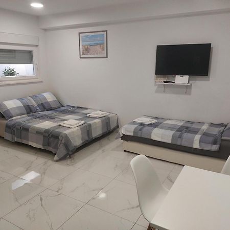 Apartmani Anastasia With Pool, Novalja Exterior foto