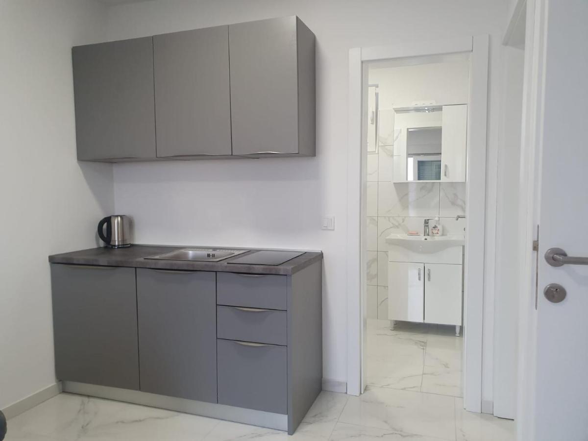 Apartmani Anastasia With Pool, Novalja Exterior foto
